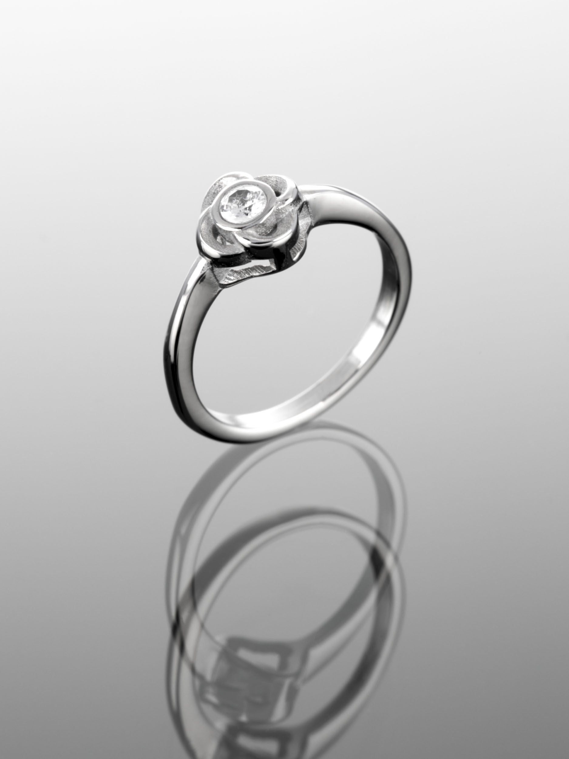 Krásný prstýnek z chirurgické oceli s drobnou kytičkou zdobenou čirým krystalem PR0275-015307