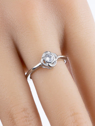 Krásný prstýnek z chirurgické oceli s drobnou kytičkou zdobenou čirým krystalem PR0275-015907