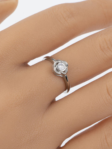 Krásný prstýnek z chirurgické oceli s drobnou kytičkou zdobenou čirým krystalem PR0275-015907