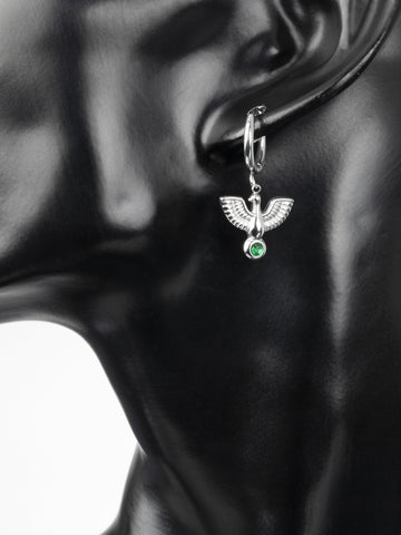 Krásné náušnice z chirurgické oceli s přívěskem ve tvaru ptáka se zeleným krystalem  NE1952-0110