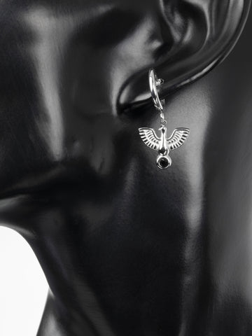 Krásné náušnice z chirurgické oceli s přívěskem ve tvaru ptáka s černým krystalem NE1951-0102
