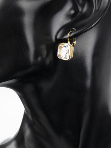 Luxusní náušnice z chirurgické oceli zlaté barvy s výraným čirým krystalem ve tvaru čtverce NE1955-0114