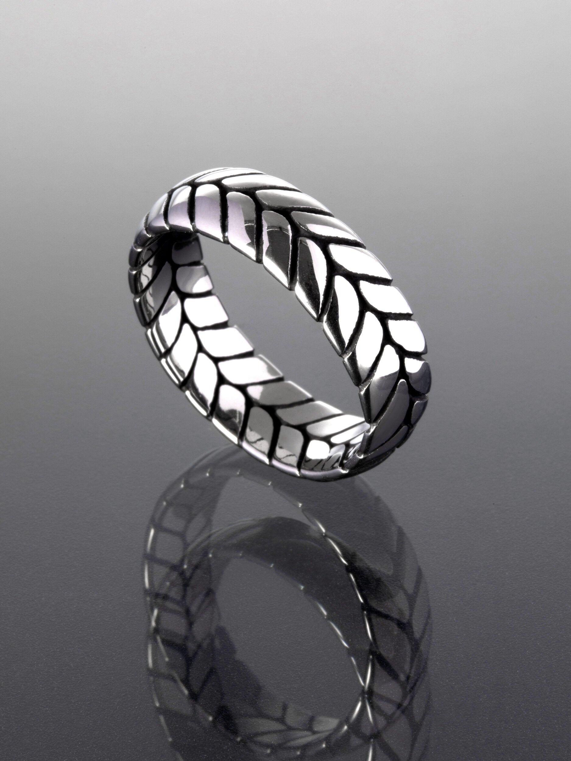 Krásný moderní prstýnek z chirurgické oceli s motivem copánku PR0359-015537