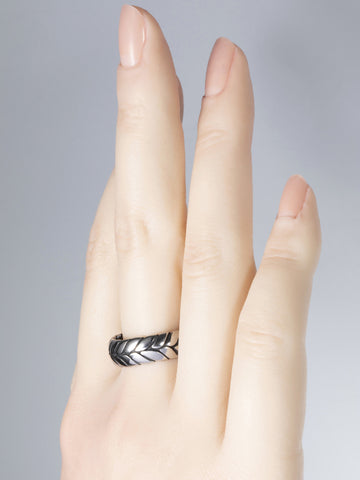 Krásný moderní prstýnek z chirurgické oceli s motivem copánku PR0359-015737